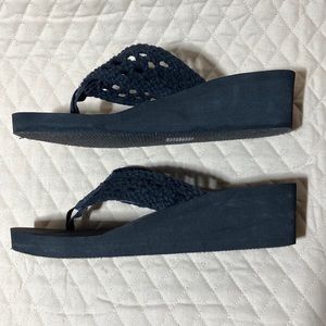 Rocket Dog Thongs. Crochet Straps. Size 8. 2 inch Heel height.